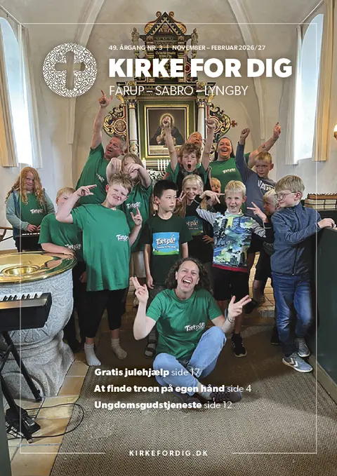 Eksempel p&aring; kirkemagasin med glade b&oslash;rn og voksne i kirken p&aring; forsiden