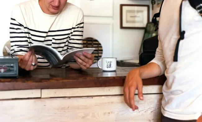 Mand læser et kirkemagasin